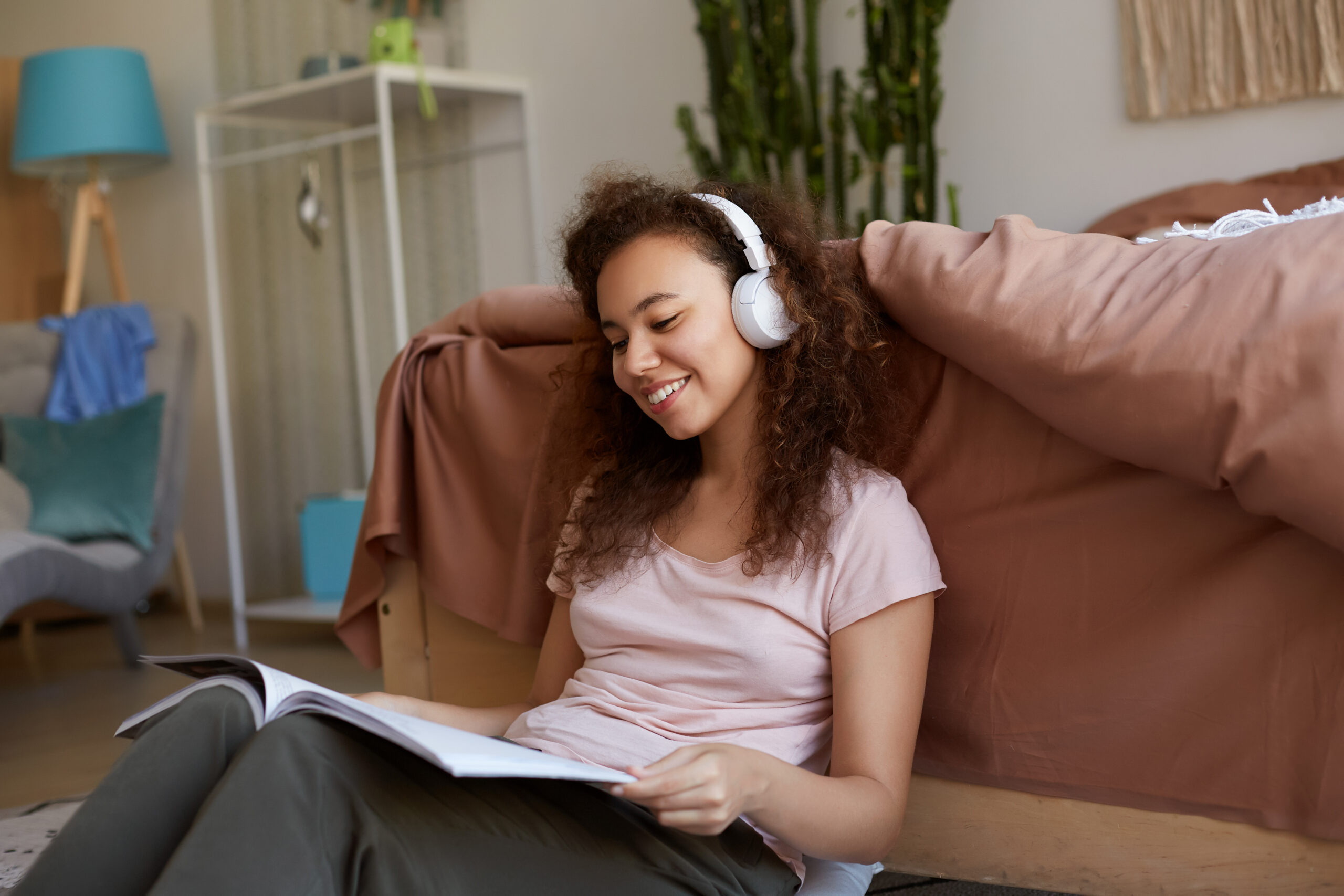 Podcasts educativos. Menina ouvindo podcast.