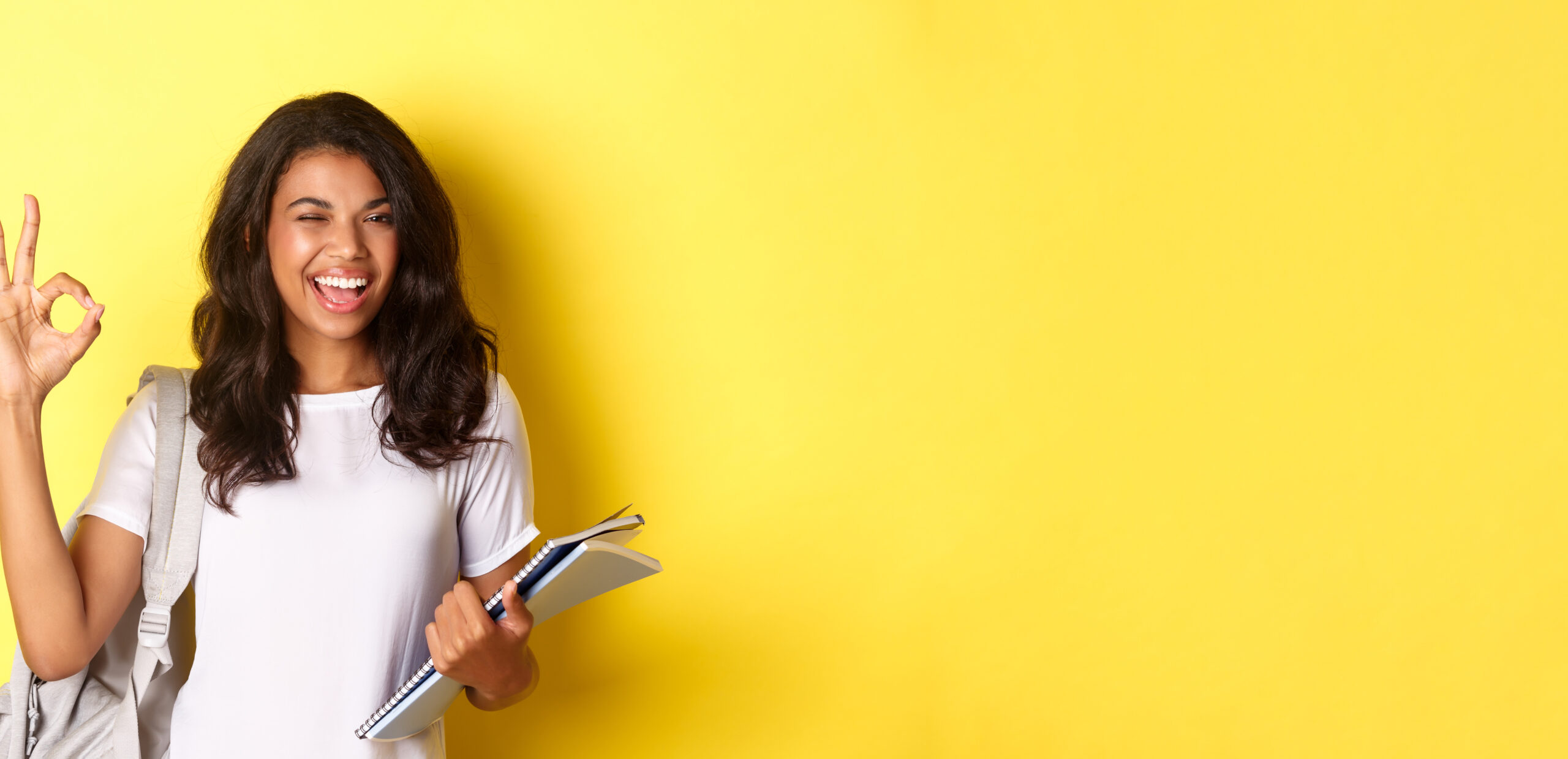Dicas para vestibulandos. Mulher jovem em frente a tela amarela.